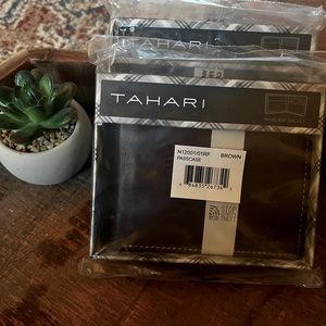 Men’s Brown Leather Tahari Wallet